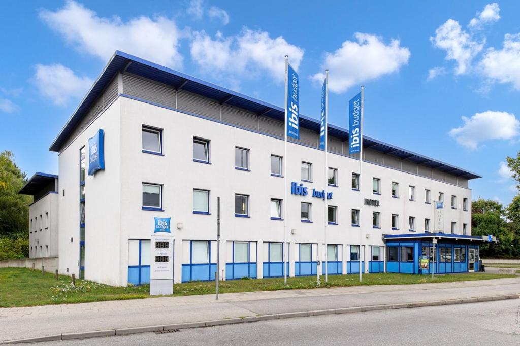 吕贝克吕贝克市苏爱德宜必思经济型酒店的蓝色的白色大建筑