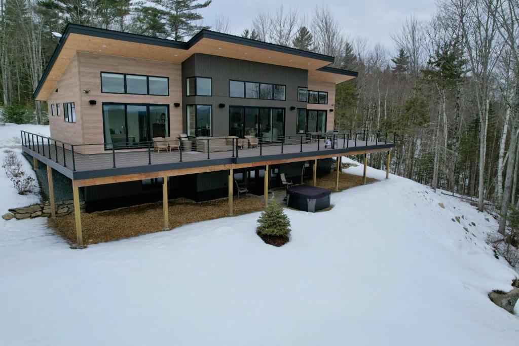 伯利恒1A Maple Lodge Stunning luxury Scandinavian style home with great views的大房子,在雪中设有甲板