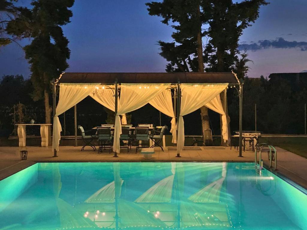 爱琴娜岛Villa Elmar的帐篷设有野餐桌和游泳池