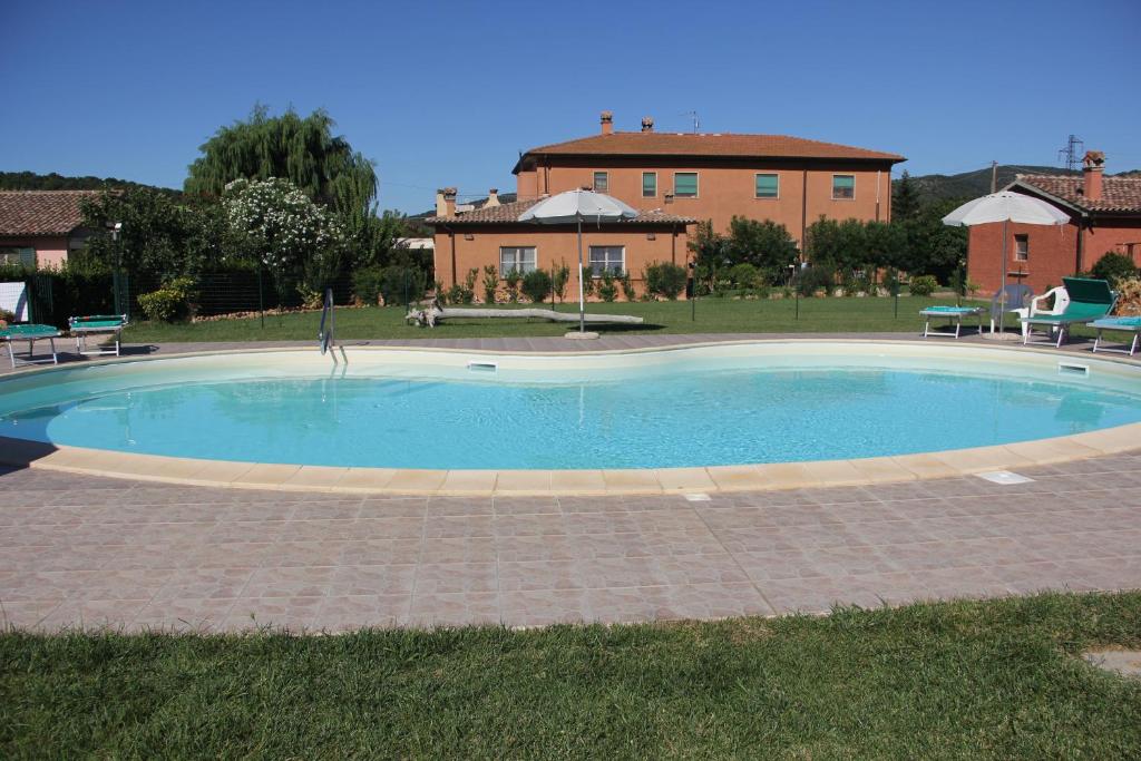 卡帕尔比奥阿格里福利奥农家乐的一座房子的院子内的大型游泳池