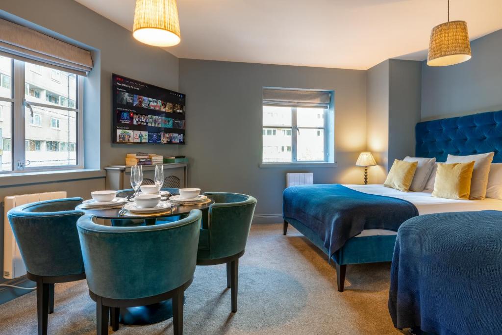 巴斯Silcox House Bath的酒店客房带一张床、一张桌子和椅子