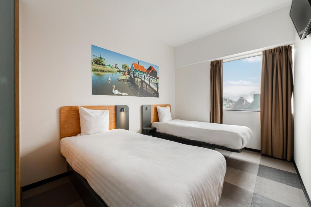 赞丹阿姆斯特丹赞丹轻松酒店的酒店客房设有两张床和窗户。
