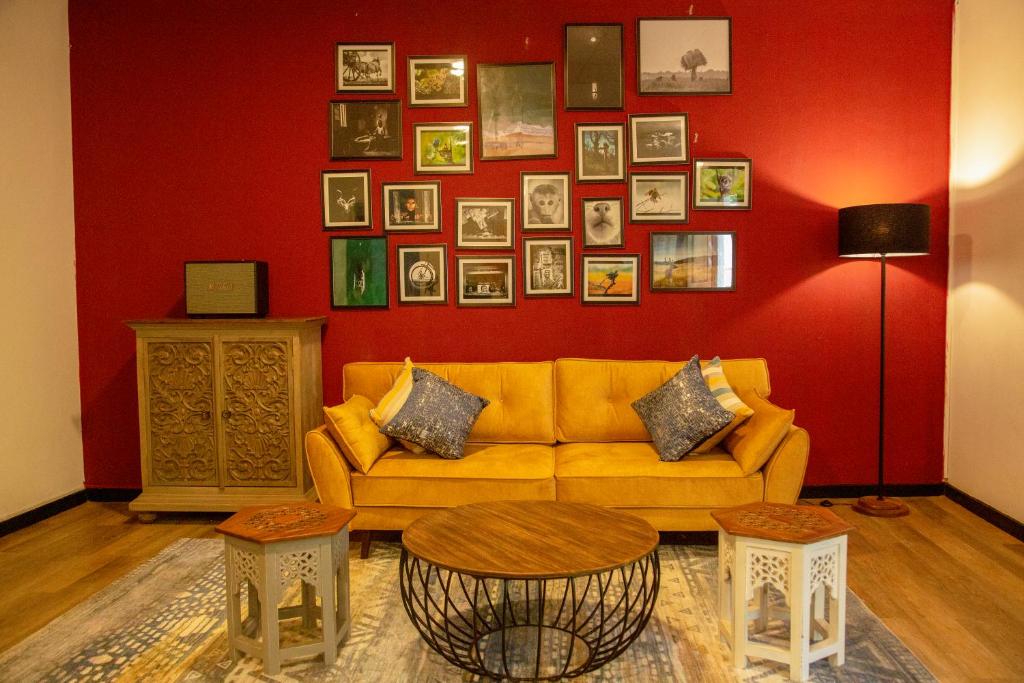 康提TIKI TAKA的客厅设有黄色沙发和红色墙壁