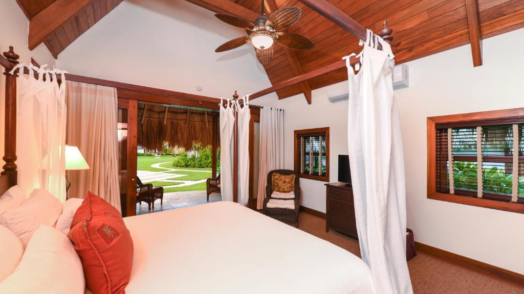 圣佩德罗维多利亚之家度假村 的一间卧室配有一张床和吊扇