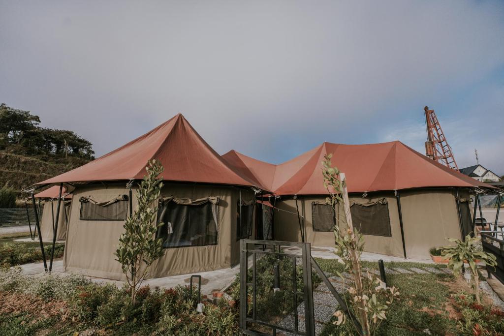 丹那拉打kMah@SomerMansion的红色屋顶的大型帐篷