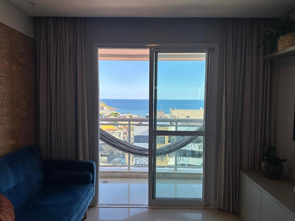 萨尔瓦多Apartamento Vista Mar aconchegante no Rio Vermelho的客房设有海景大窗户。
