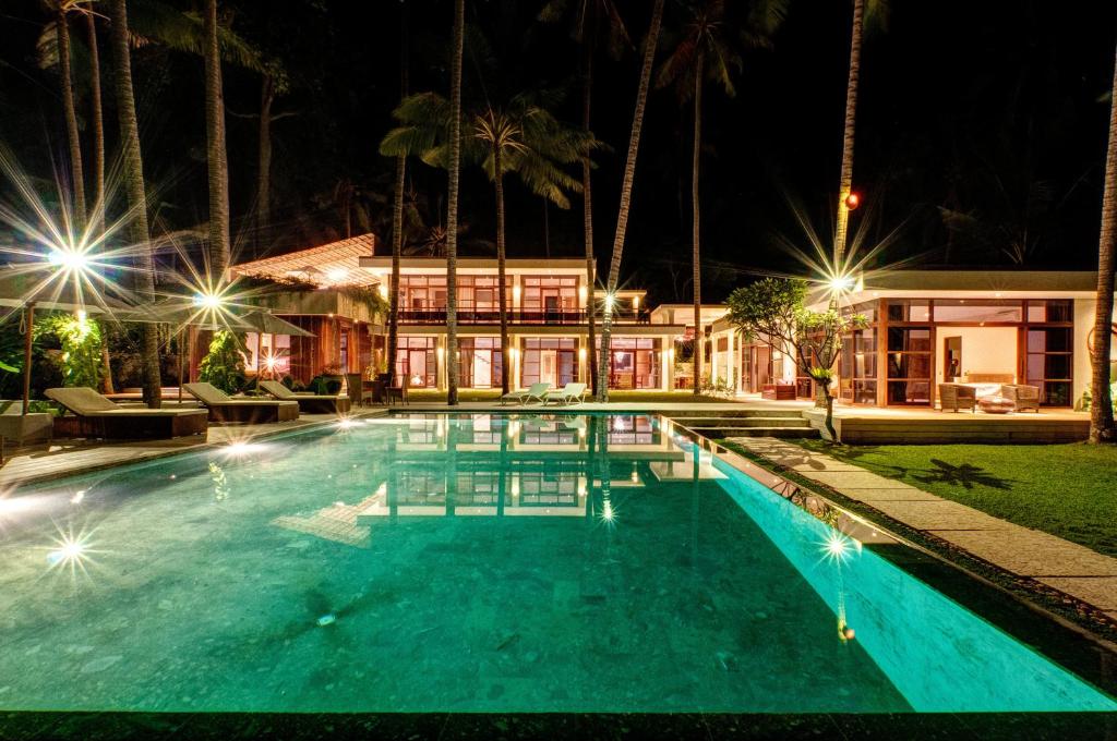 甘地达萨吉塔塞加拉别墅的夜间在房子前面的游泳池