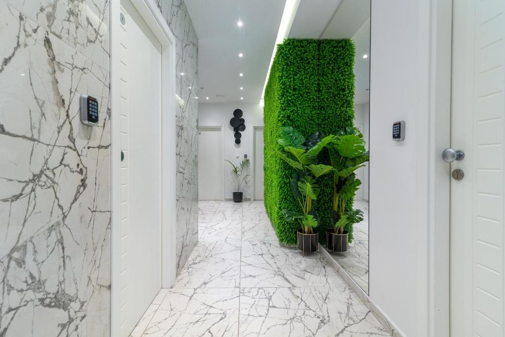 斯普利特Antares Luxury Rooms的走廊上设有绿墙,种植了植物