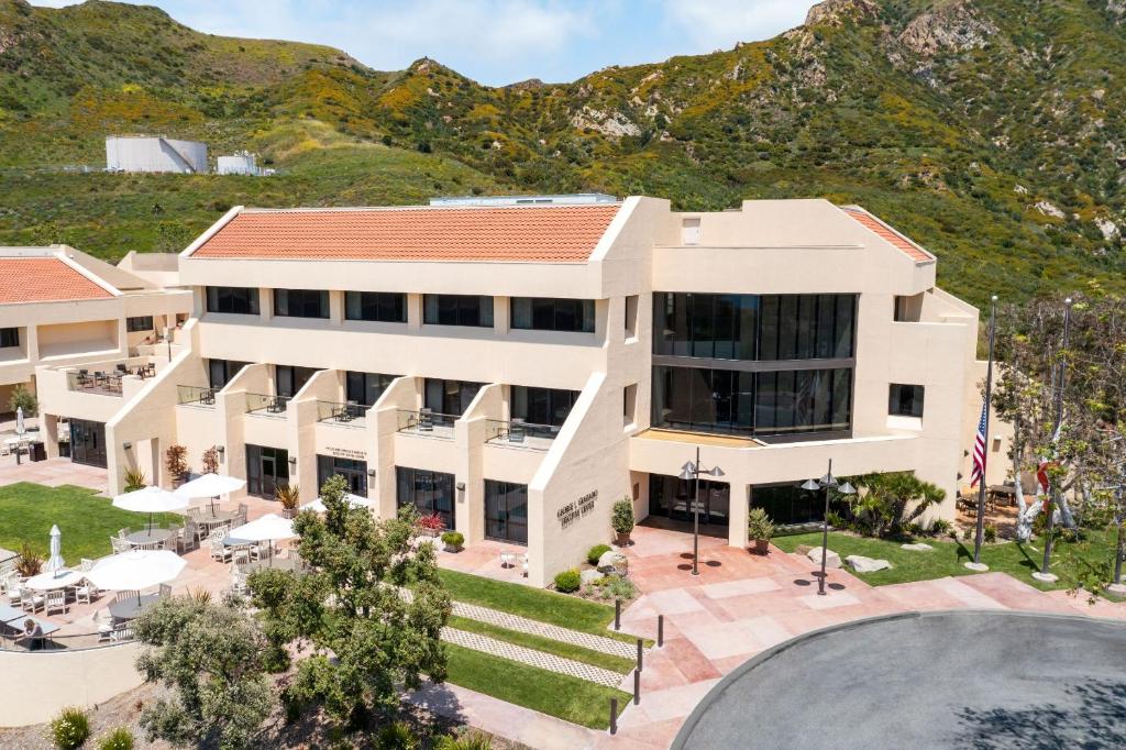 马里布Villa Graziadio Executive Center at Pepperdine University的享有带游泳池的建筑的空中景致