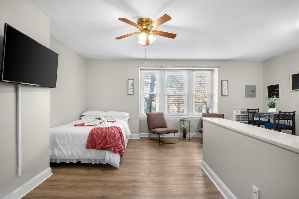 费城A Cozy Perch With A City View的一间卧室配有一张床和吊扇