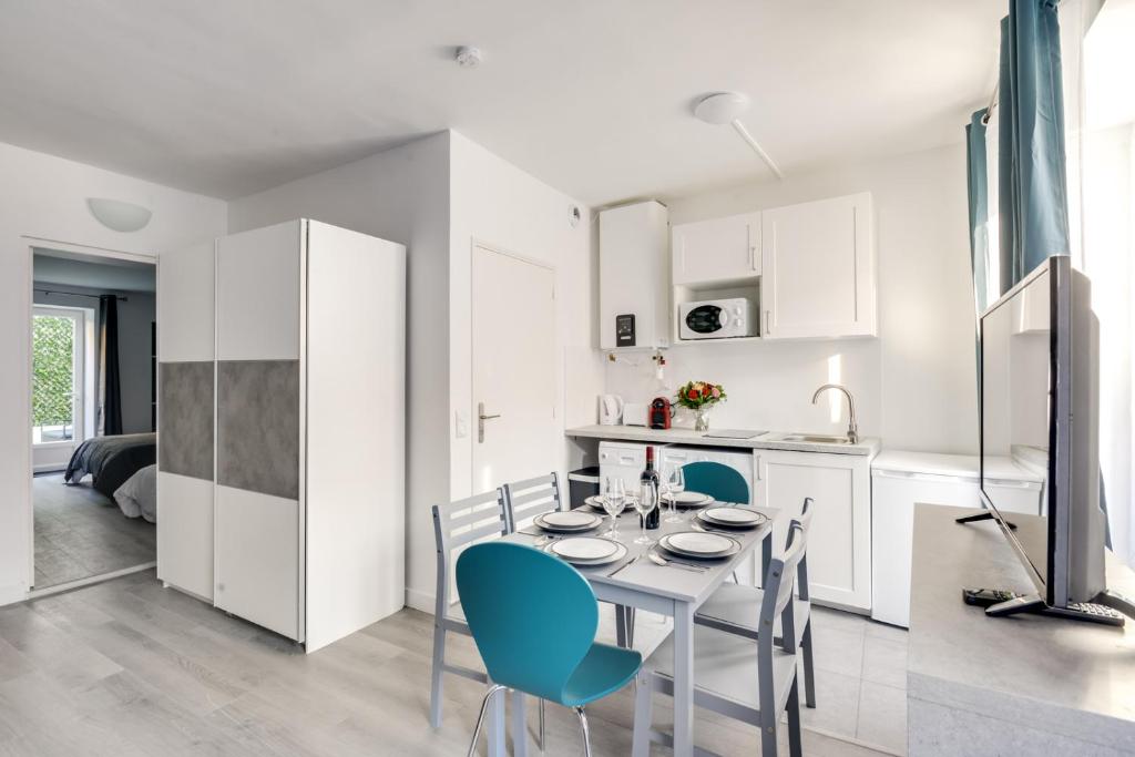 巴涅奥莱801 Suite Luxurys - Superbe Appartement的厨房以及带桌椅的用餐室。
