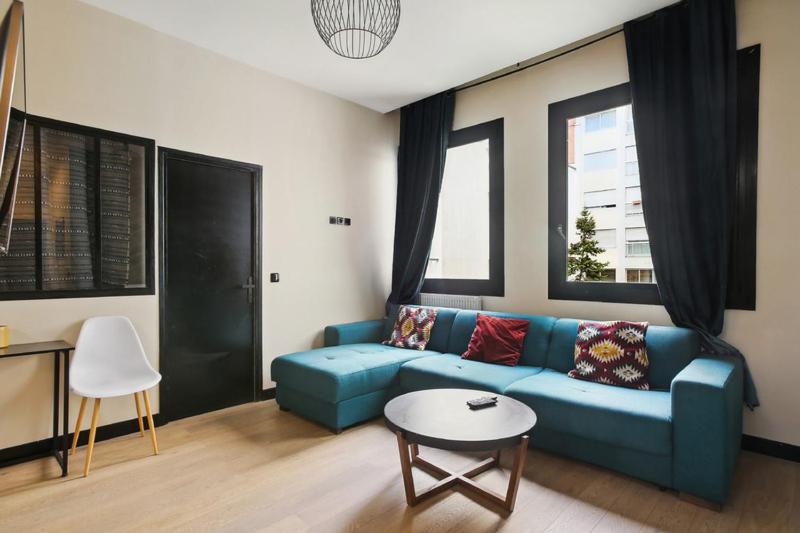 巴黎189 Suite Nine - Superb apartment in Paris的客厅配有蓝色的沙发和桌子