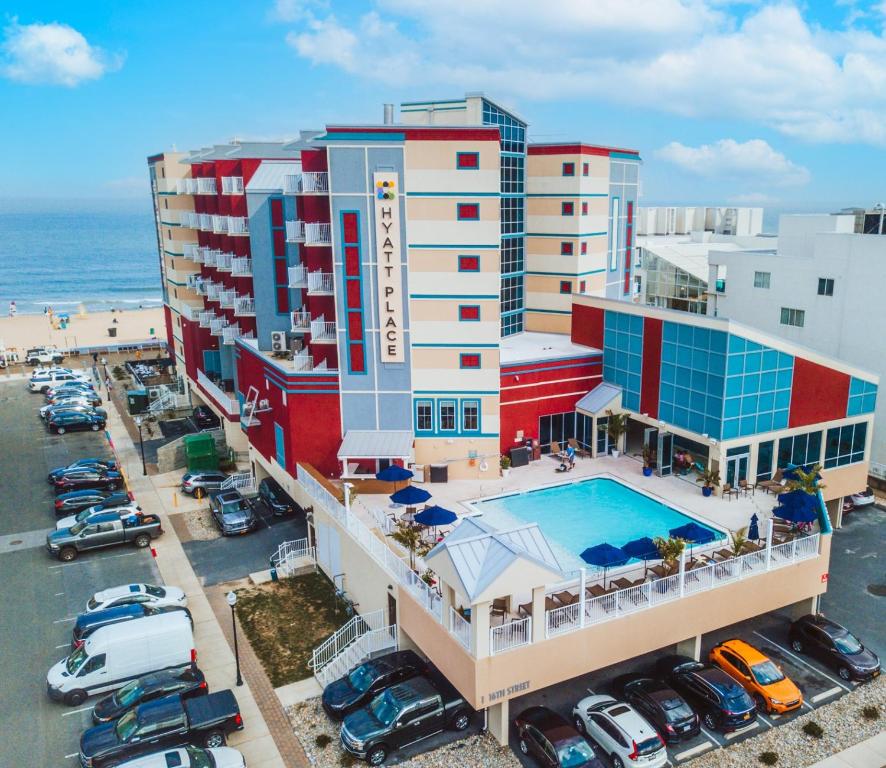 大洋城Hyatt Place Ocean City Oceanfront的享有酒店空中景色,设有停车场