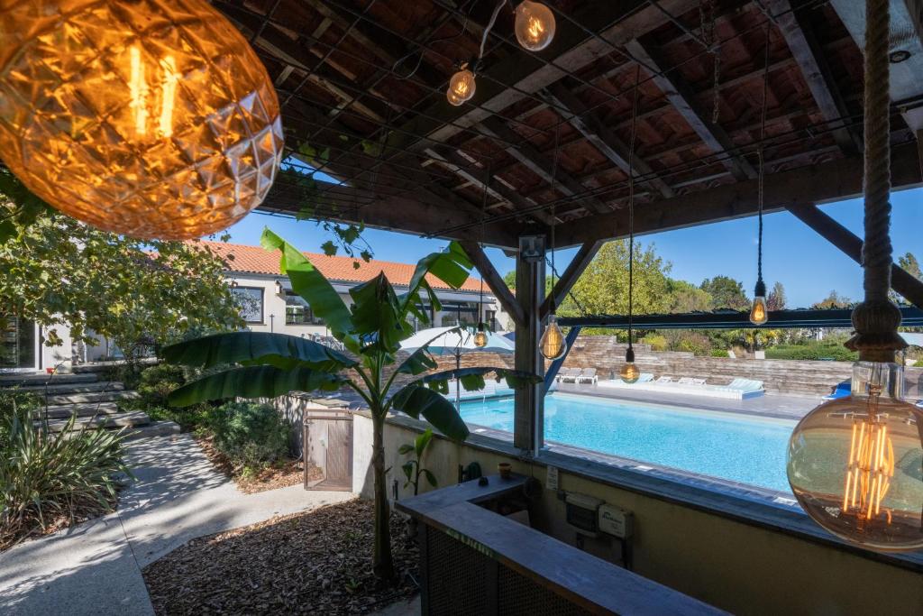 滨海昂古兰Côté Océan Resort的从房子里可欣赏到游泳池的景色