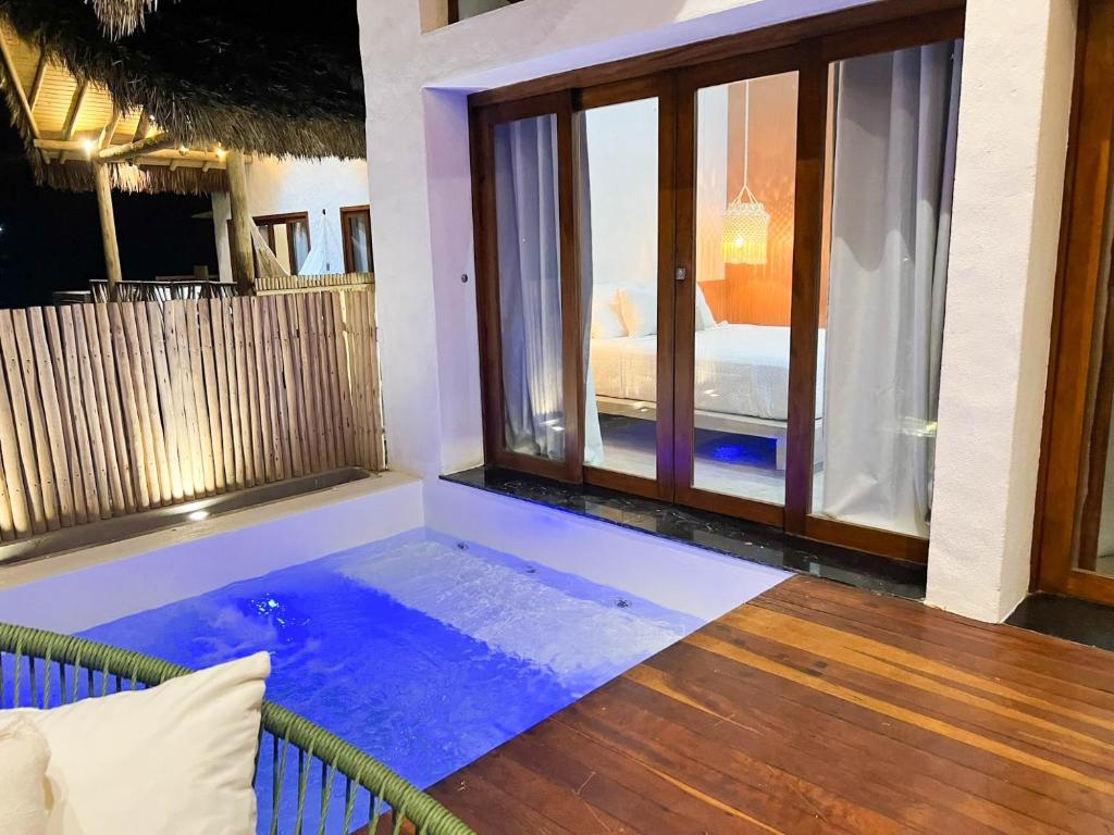贝贝里比Jurema Dourada的一间位于客房中间的带游泳池的房间