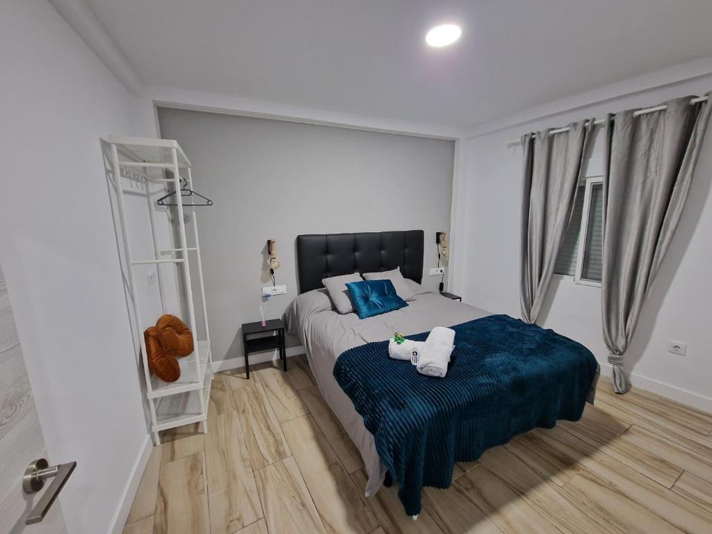 赫雷斯-德拉弗龙特拉Loft Jerez的一间卧室配有一张带蓝色毯子的床
