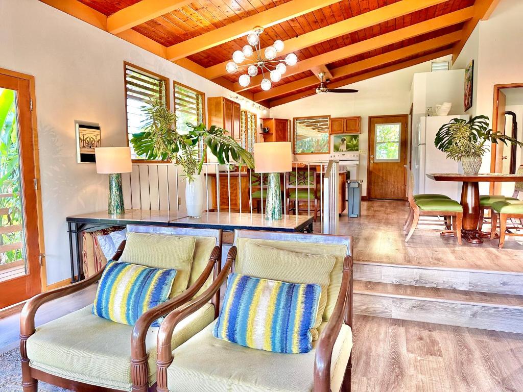 凯阿奥Home near Volcano National Park, Hilo, Kehena的客厅配有两把椅子和一张桌子