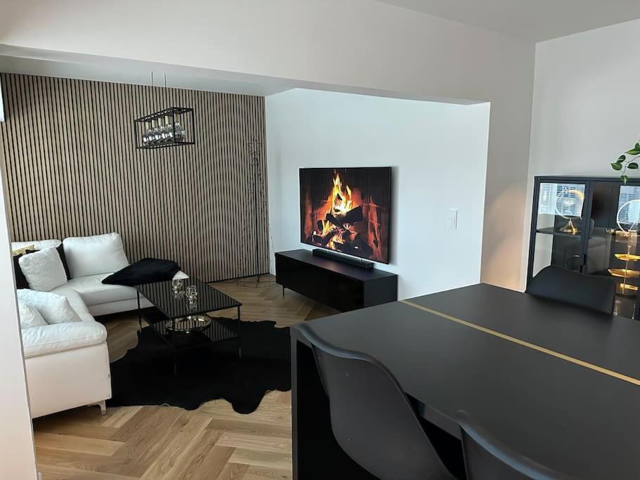 瓦萨Rewell Suite - Central location and nice view!的客厅配有桌子和壁炉