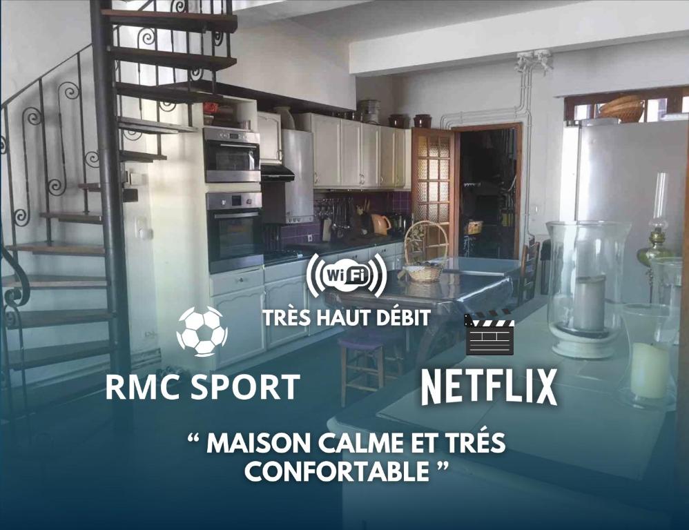 TournayLogements Un Coin de Bigorre - La Tournayaise - Canal plus, Netflix, Rmc Sport - Wifi Fibre的一个带台面的厨房和一间带