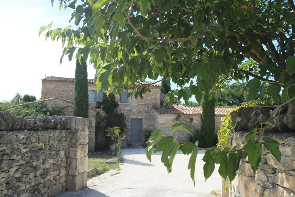 戈尔德Mas OREA的石头房子,有石墙和一棵树