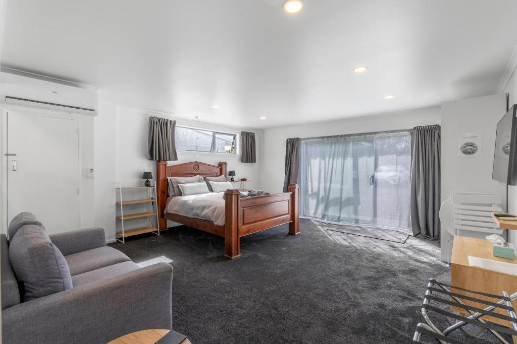 因弗卡吉尔Nine Acres的一间卧室配有一张床,客厅配有沙发