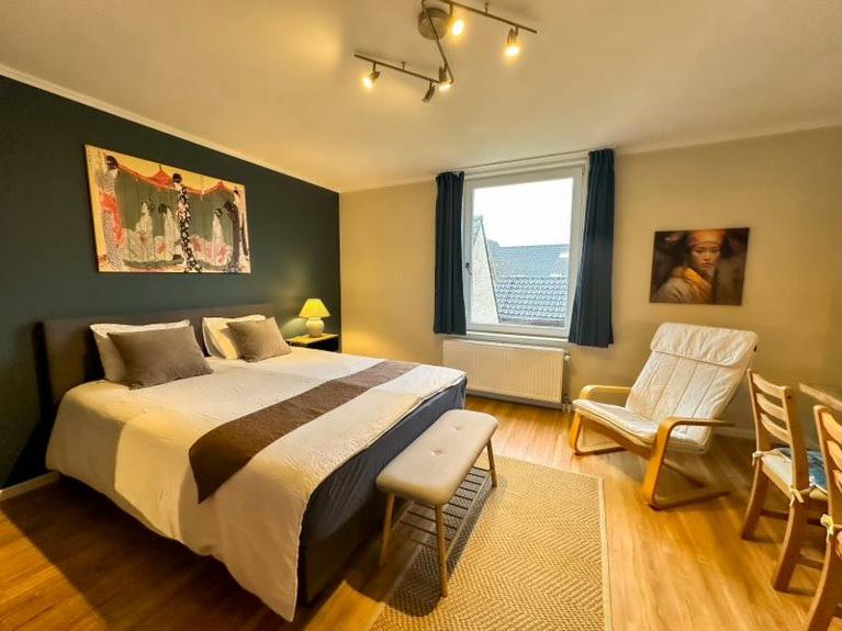 布鲁日兰花旅馆的一间卧室设有一张大床和一个窗户。
