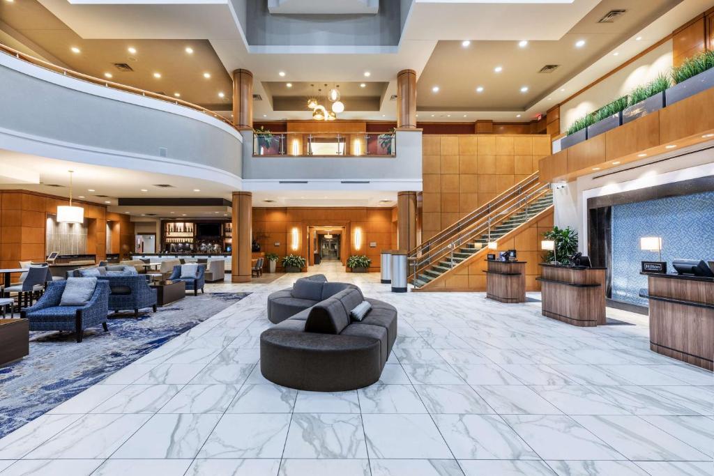 休斯顿Embassy Suites by Hilton Houston-Energy Corridor的一个带沙发和椅子的酒店大堂