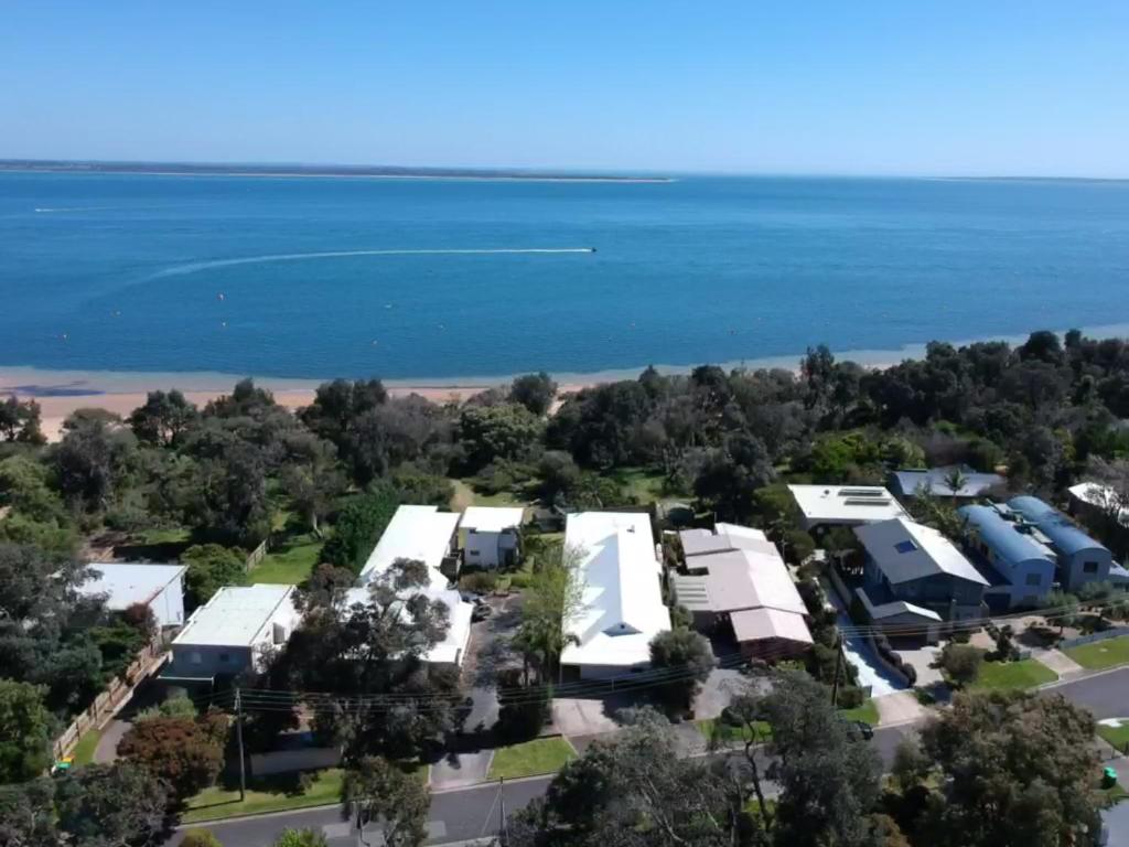 卡尔斯Beach Park Phillip Island - Apartments的享有度假胜地的空中景致,以海洋为背景