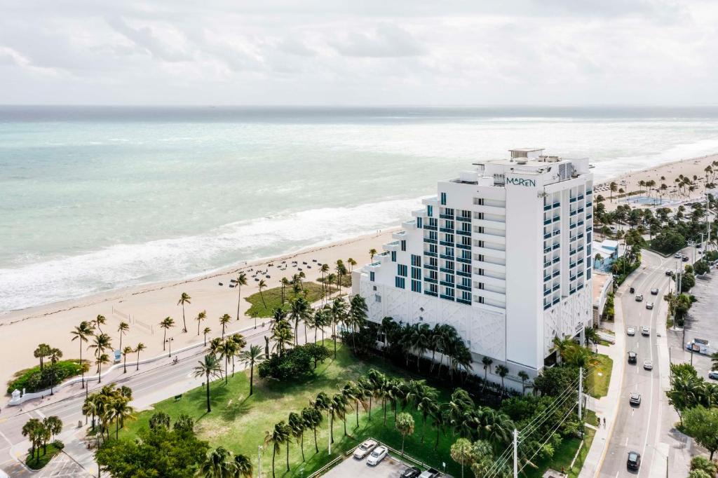 劳德代尔堡Hotel Maren Fort Lauderdale Beach, Curio Collection By Hilton的海滩旁一座建筑的空中景观