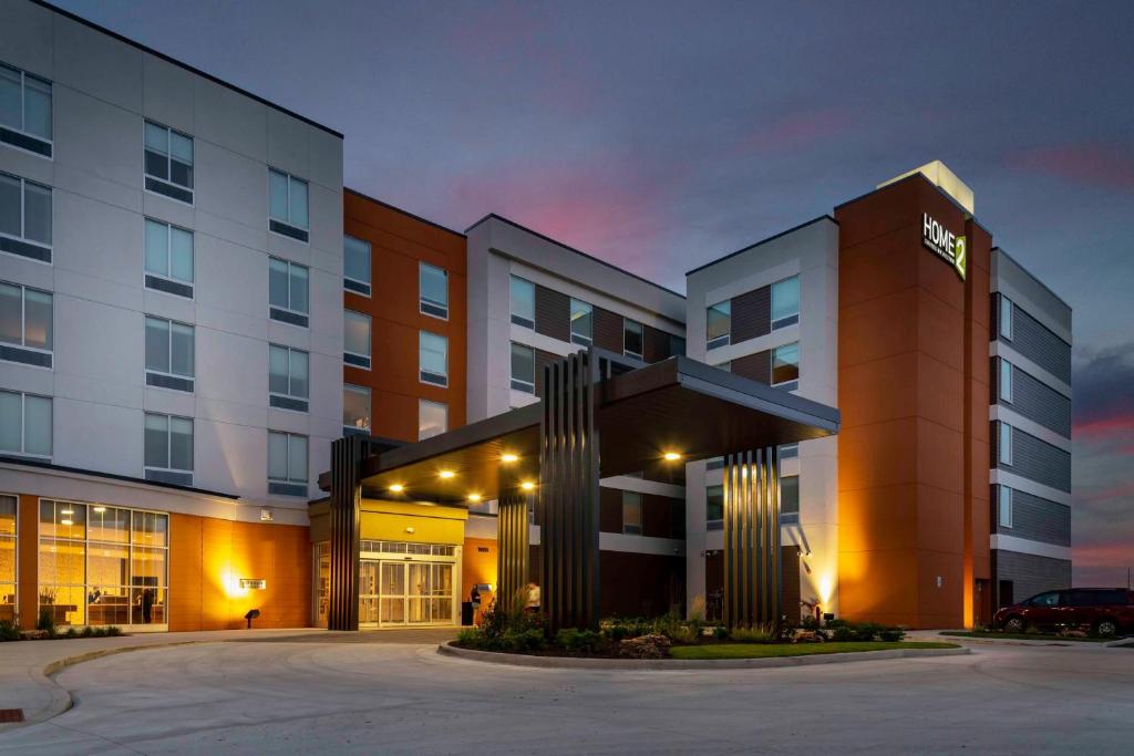 Sunnybrook AcresHome2 Suites By Hilton Fort Wayne North的夜间酒店建筑的 ⁇ 染