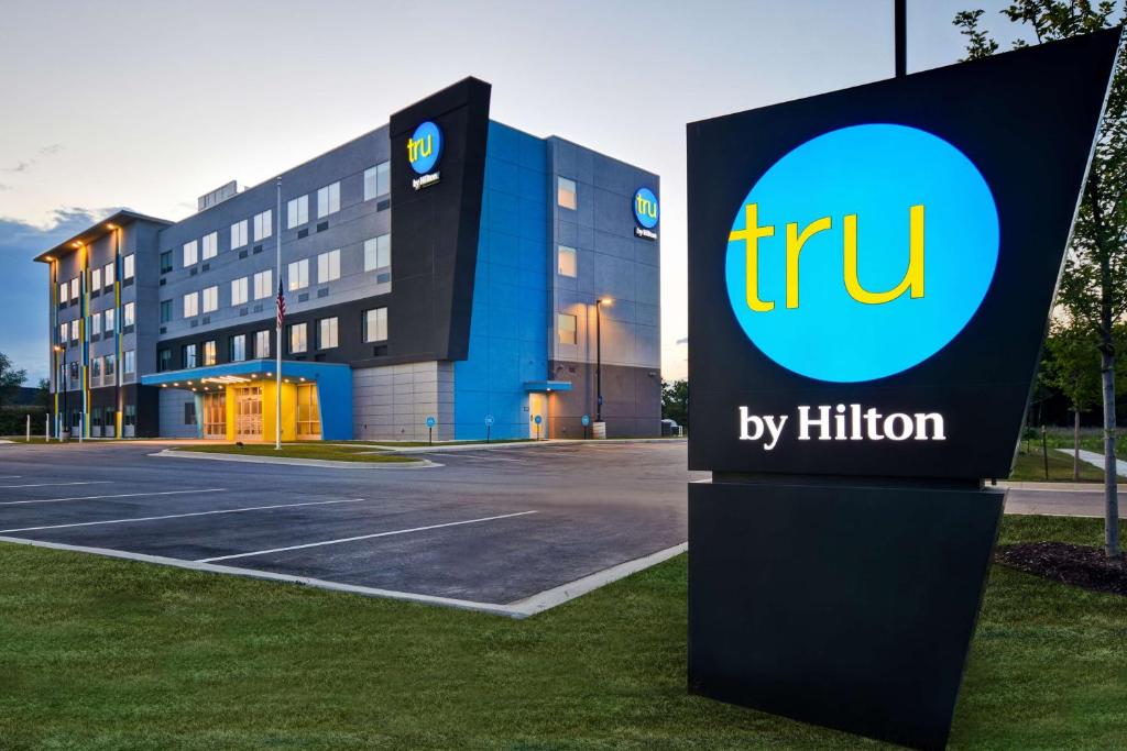 奥本Tru By Hilton Auburn, In的建筑前的标志