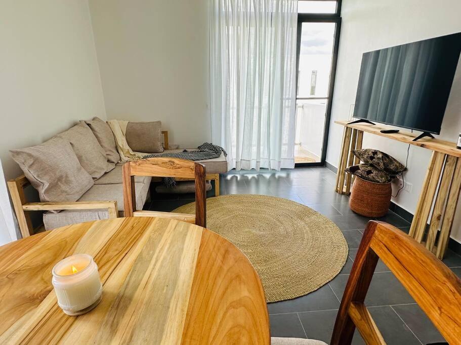 帕杰Island style 2-bedroom apartment with pool "Ilava Boma"的客厅配有桌子和沙发