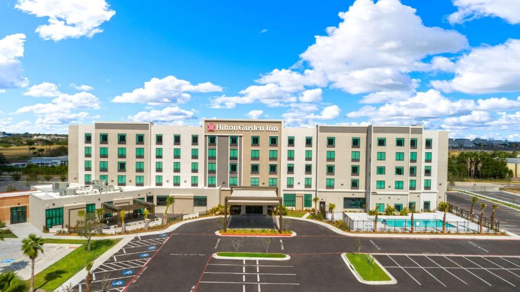 哈灵根Hilton Garden Inn Harlingen Convention Center, Tx的享有酒店外景,设有停车场