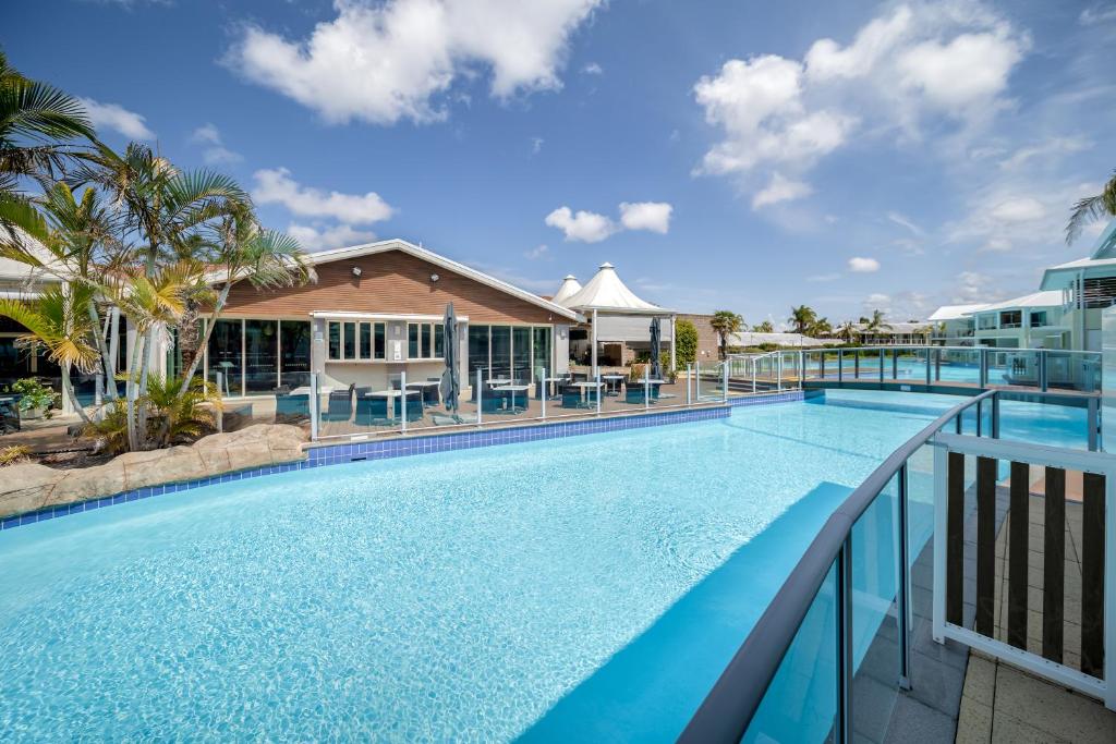 萨拉曼德湾Oaks Port Stephens Pacific Blue Resort的度假村阳台上的大型游泳池