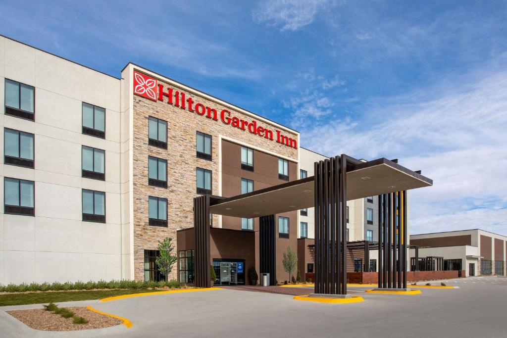 海斯Hilton Garden Inn Hays, KS的一座酒店大楼,上面标有读取上百万个花园旅馆