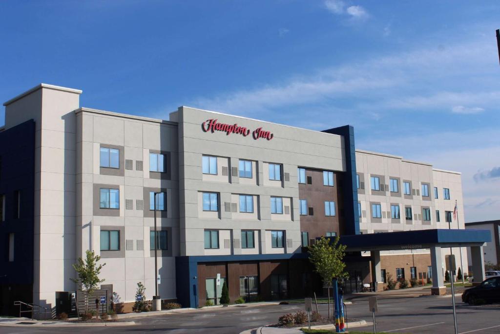 列克星敦Hampton Inn Lexington的一座大建筑的侧面有标志