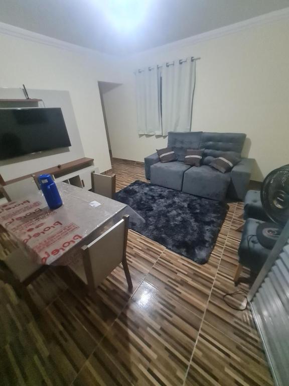 BayeuxCasa mobiliada para descanso e com piscina para o lazer há 5 min do aeroporto的客厅配有沙发和桌子