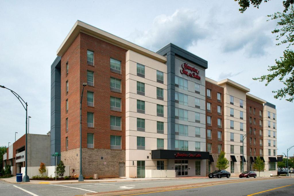 格林斯伯勒Hampton Inn & Suites Greensboro Downtown, Nc的酒店前方的 ⁇ 染