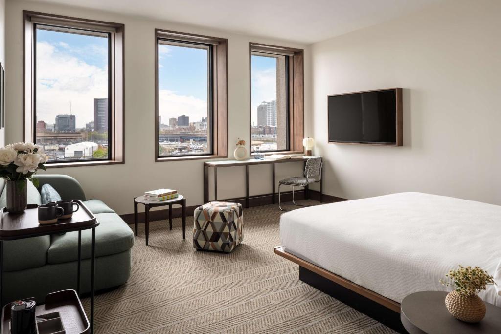 纽黑文Hotel Marcel New Haven, Tapestry Collection By Hilton的酒店客房设有一张床、一张书桌和窗户。