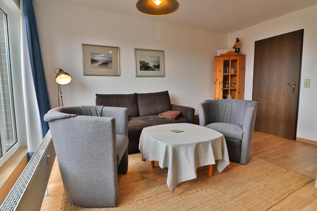 朗格奥Seemannskojen Backbord的客厅配有沙发、椅子和桌子