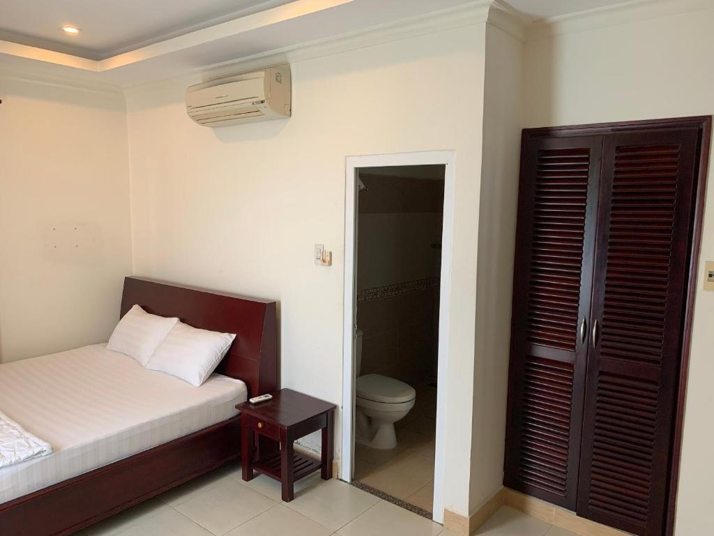 伊缇天福Nhu Ngoc Homestay的一间卧室设有一张床和一个卫生间。