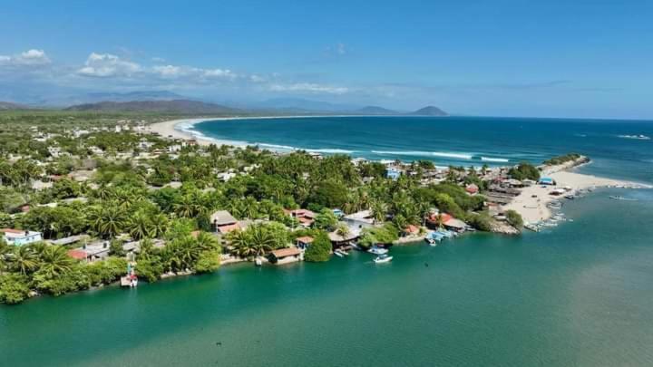 La SabrosaCasa Laud Chacahua的享有海滩度假村的空中景致