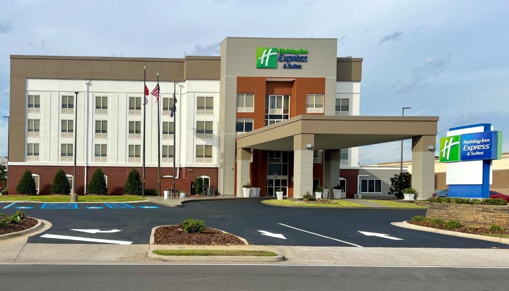 塔斯卡卢萨Holiday Inn Express & Suites - Tuscaloosa-University, an IHG Hotel的停车场有标志的酒店