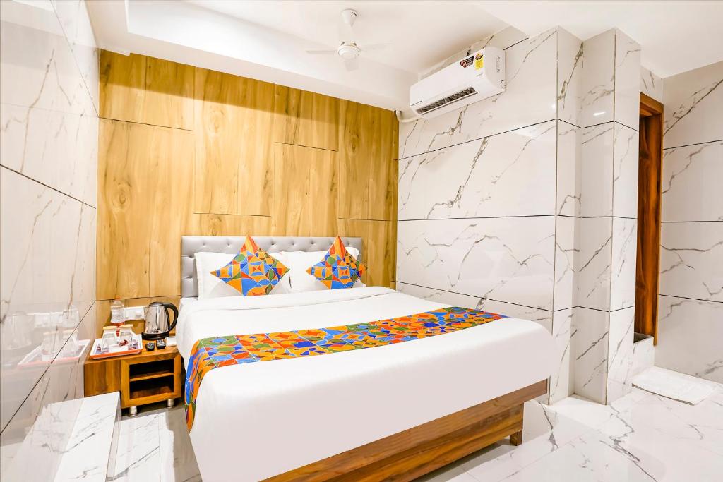 孟买FabHotel Shubham Inn的卧室配有一张床