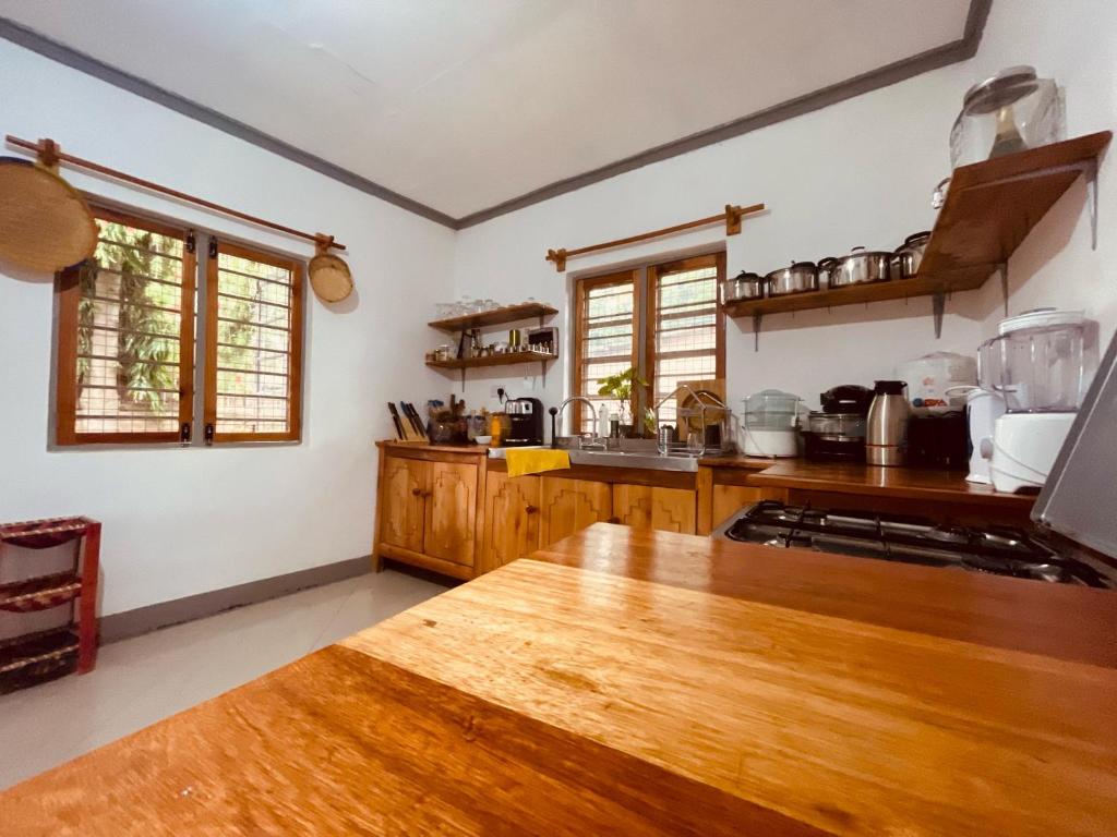 伊林加Rockville Abode的厨房配有木制橱柜和木桌。