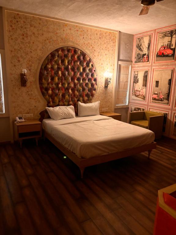 斋浦尔Hotel MEHAI HOUSE的一间卧室配有一张大床和大床头板