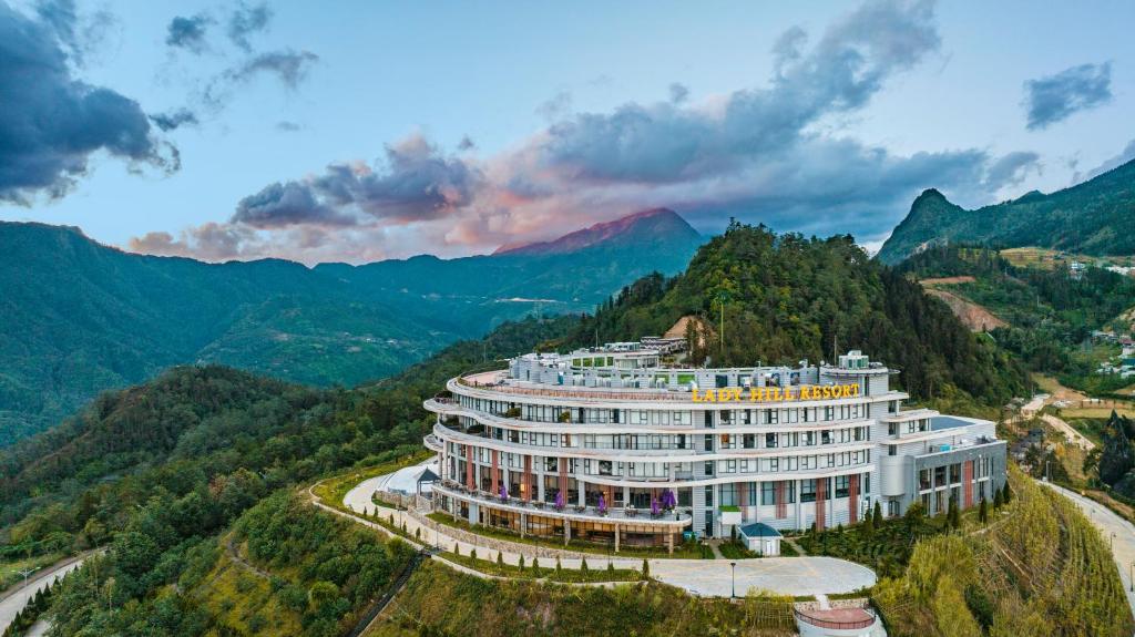 萨帕Lady Hill Sapa Resort的山脉酒店空中景色