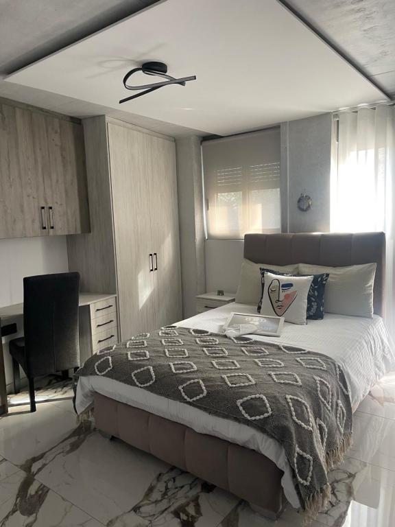 帕特雷Sea View Apartment的一间卧室配有一张床和吊扇