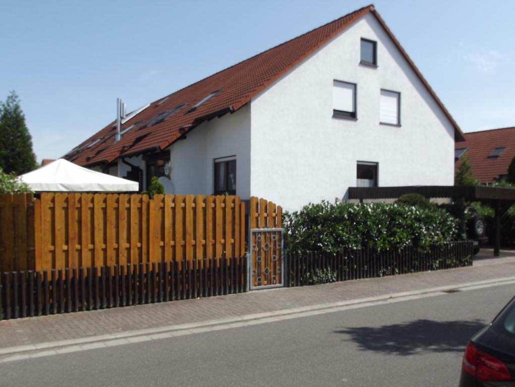 施派尔Feworeinhard的前面有木栅栏的白色房子
