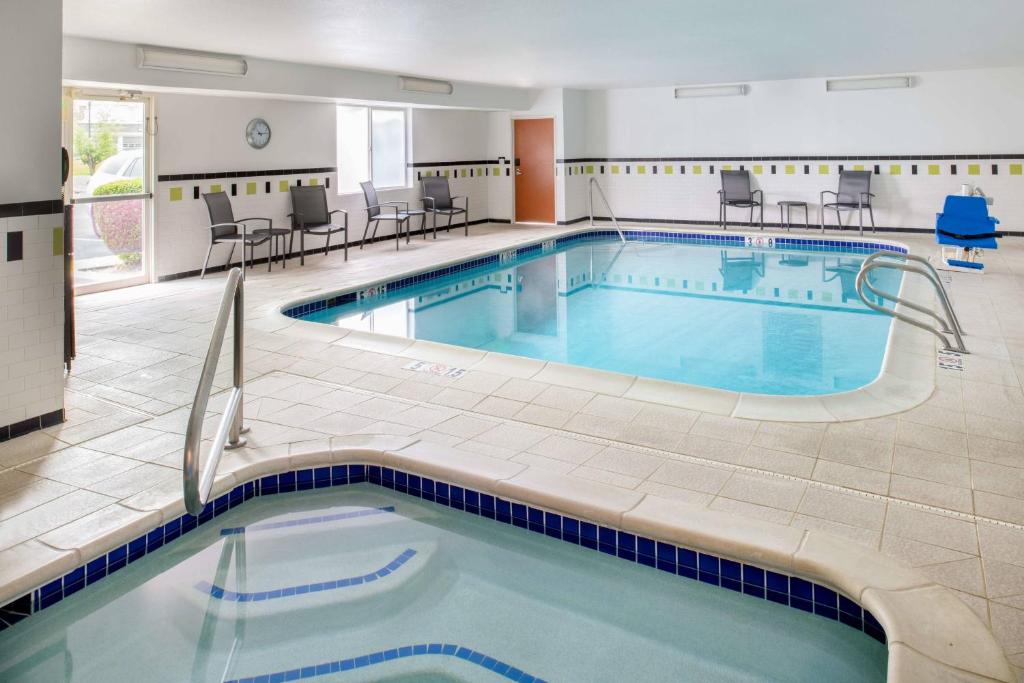 斯波坎波坎市中心费尔菲尔德客栈的一座配有桌椅的酒店游泳池